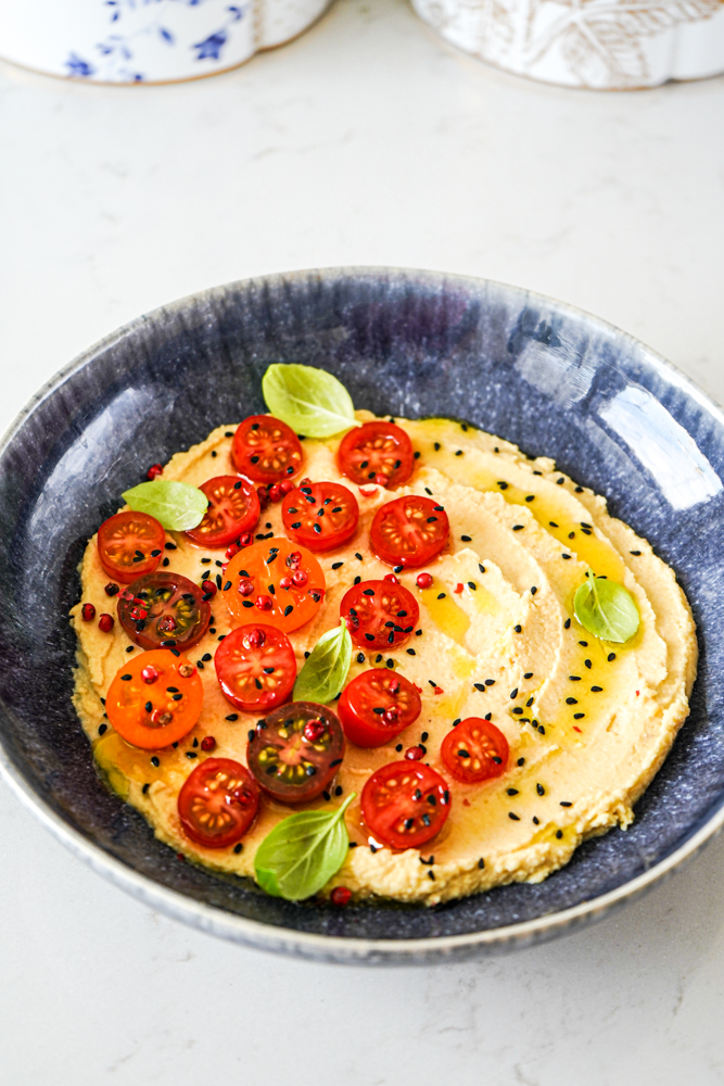 Domowy hummus z czarnuszką. Przepis Karina Słota