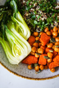 Wegański bowl z batatami, ciecierzycą, komosą i kapustą pak choi. Dietetyk Karina Słota